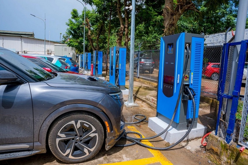 V-Green dưới tay ông Phạm Nhật Vượng khiến đối tác trầm trồ vì đàm phán mặt bằng trạm sạc cực nhanh