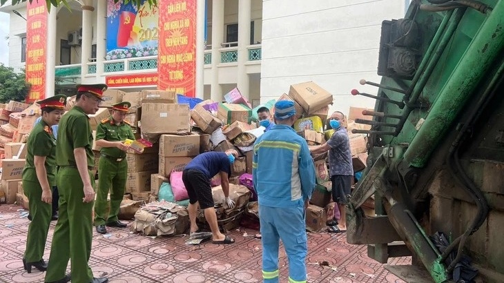 Chưa từng có: Người dân La Phù tự nguyện giao nộp 25 tấn hàng giả, hàng kém chất lượng để tiêu hủy