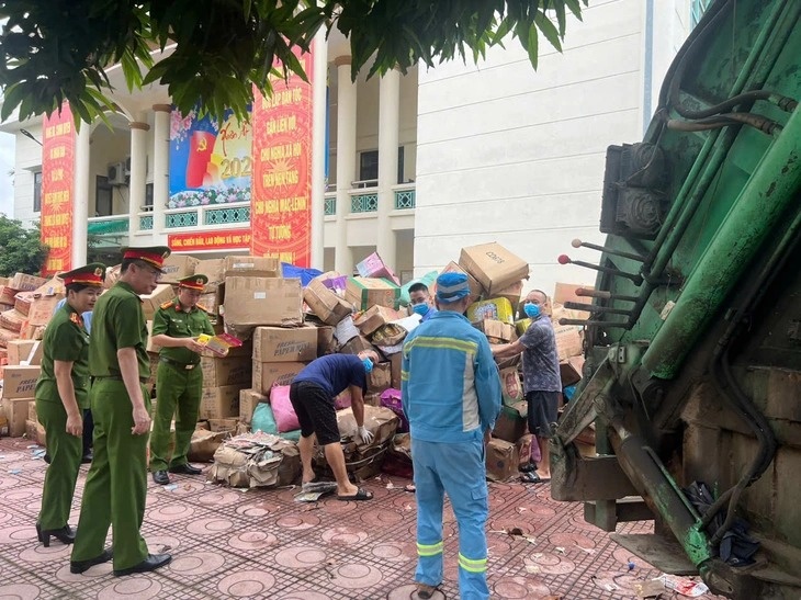 Chưa từng có: Người dân La Phù tự nguyện giao nộp 25 tấn hàng giả, hàng kém chất lượng để tiêu hủy