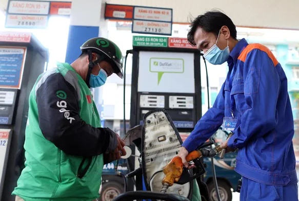 Điều gì khiến giá xăng dầu trong nước đồng loạt tăng trở lại?