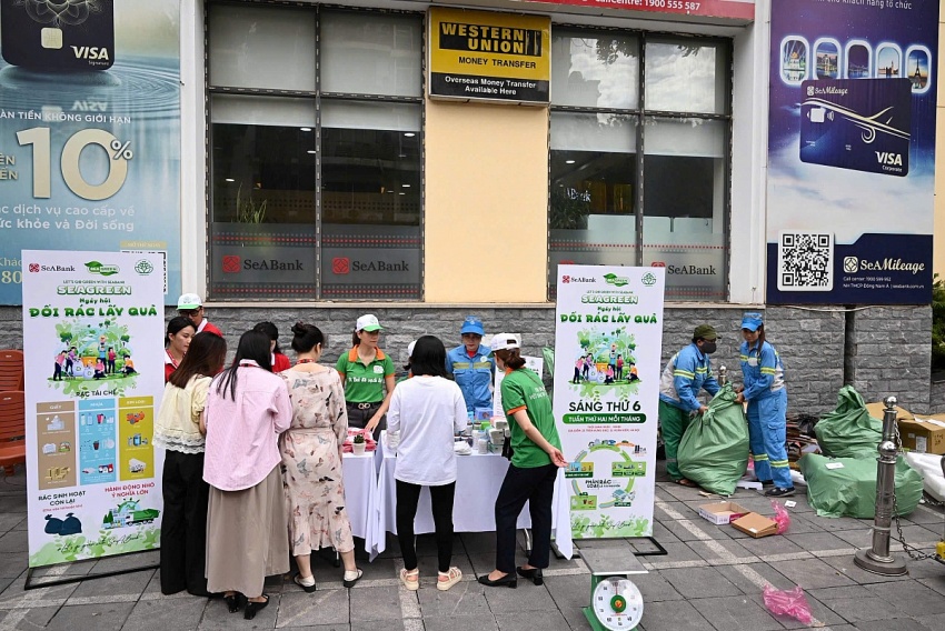 SeABank tổ chức 'Ngày hội đổi rác lấy quà' - Lan tỏa lối sống xanh vì Hà Nội sạch đẹp