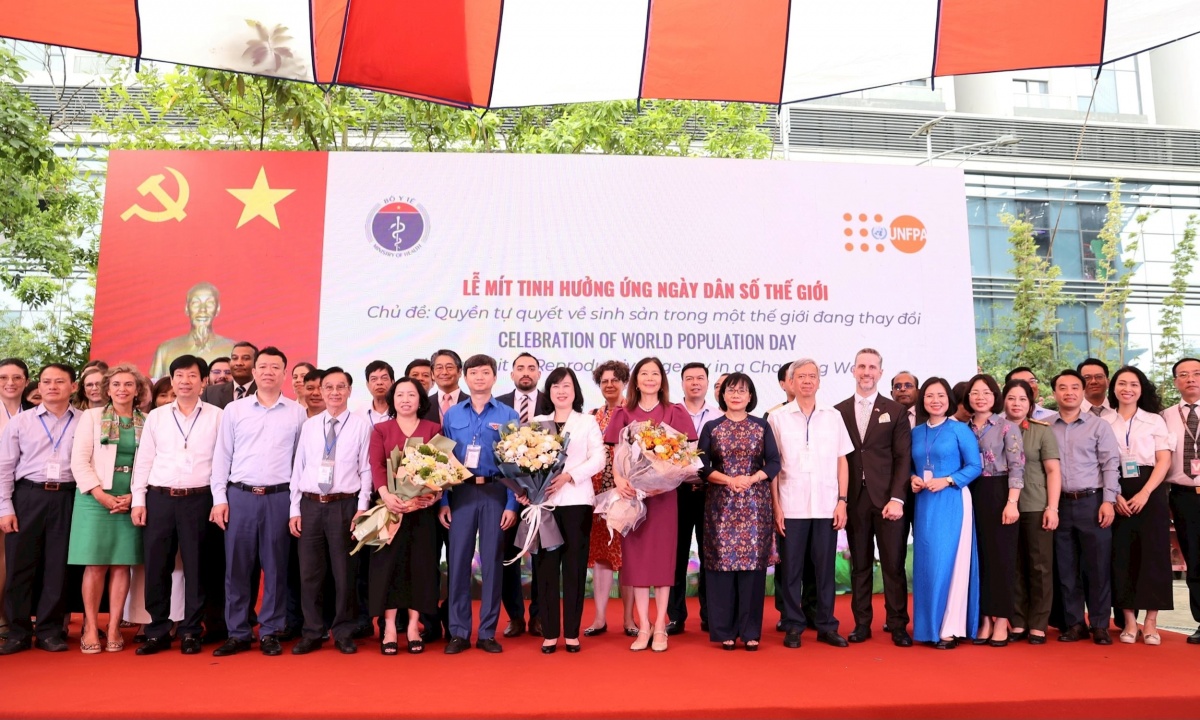 Bộ Y tế đề xuất hỗ trợ tiền mặt hoặc hiện vật với gia đình sinh hai con gái