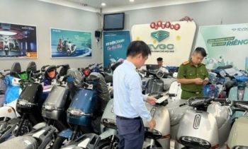 Kiểm tra cửa hàng xe điện Trung Hiếu, bắt tạm giam 3 người