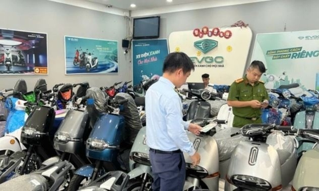 Kiểm tra cửa hàng xe điện Trung Hiếu, bắt tạm giam 3 người