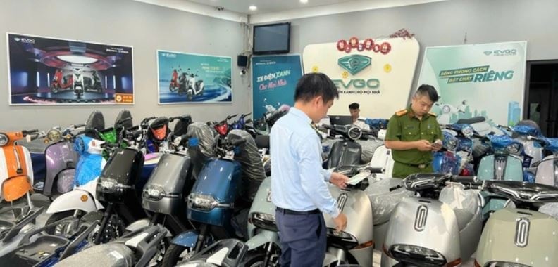 Kiểm tra cửa hàng xe điện Trung Hiếu, bắt tạm giam 3 người