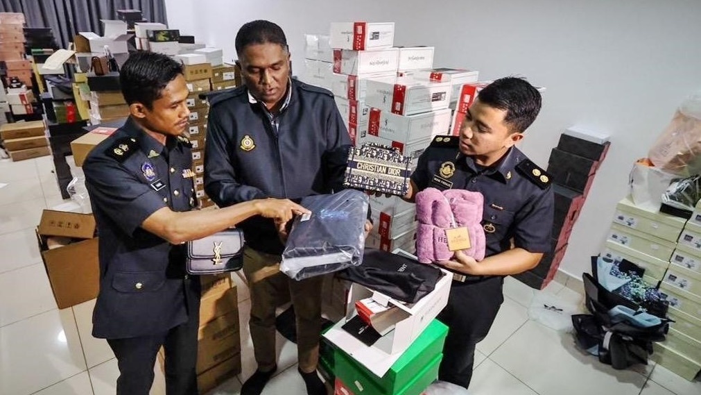 Cảnh sát theo dõi căn hộ cao cấp suốt 7 ngày, bắt giữ cặp vợ chồng ‘trùm livestream’: Giá trị lên tới hàng trăm triệu đồng, với 1.400 món hàng nhái