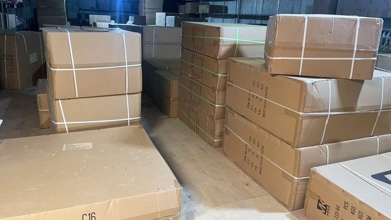 Cảnh sát theo dõi căn hộ cao cấp suốt 7 ngày, bắt giữ cặp vợ chồng ‘trùm livestream’: Giá trị lên tới hàng trăm triệu đồng, với 1.400 món hàng nhái