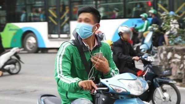 Đeo tai nghe khi lái xe: Người mất bạc triệu, kẻ lại... được phép, CSGT lý giải quy định