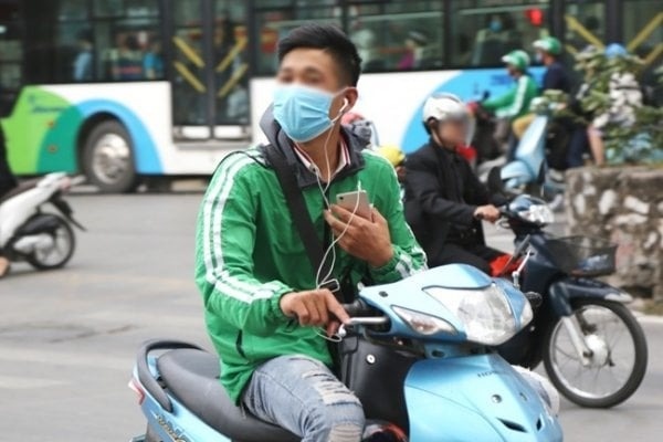 Đeo tai nghe khi lái xe: Người mất bạc triệu, kẻ lại... được phép, CSGT lý giải quy định