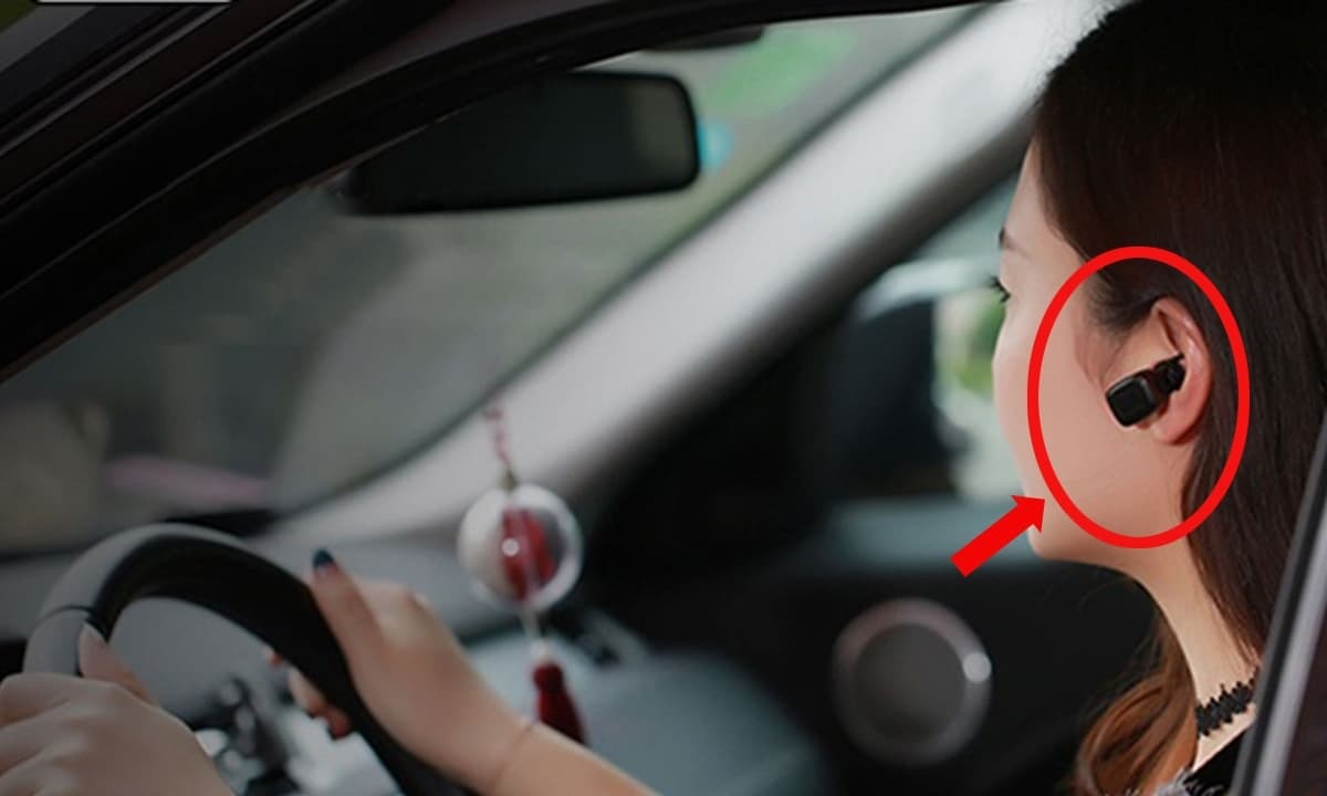 Đeo tai nghe khi lái xe: Người mất bạc triệu, kẻ lại... được phép, CSGT lý giải quy định