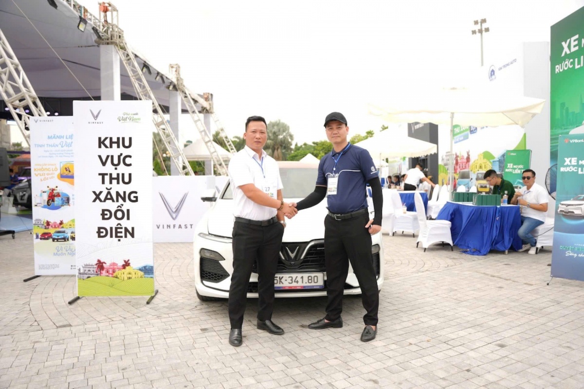 VinFast gây sốt tại Hải Phòng: Xe điện Việt 'ngon - bổ', ưu đãi cả trăm triệu đồng khiến khách chốt cọc liền tay