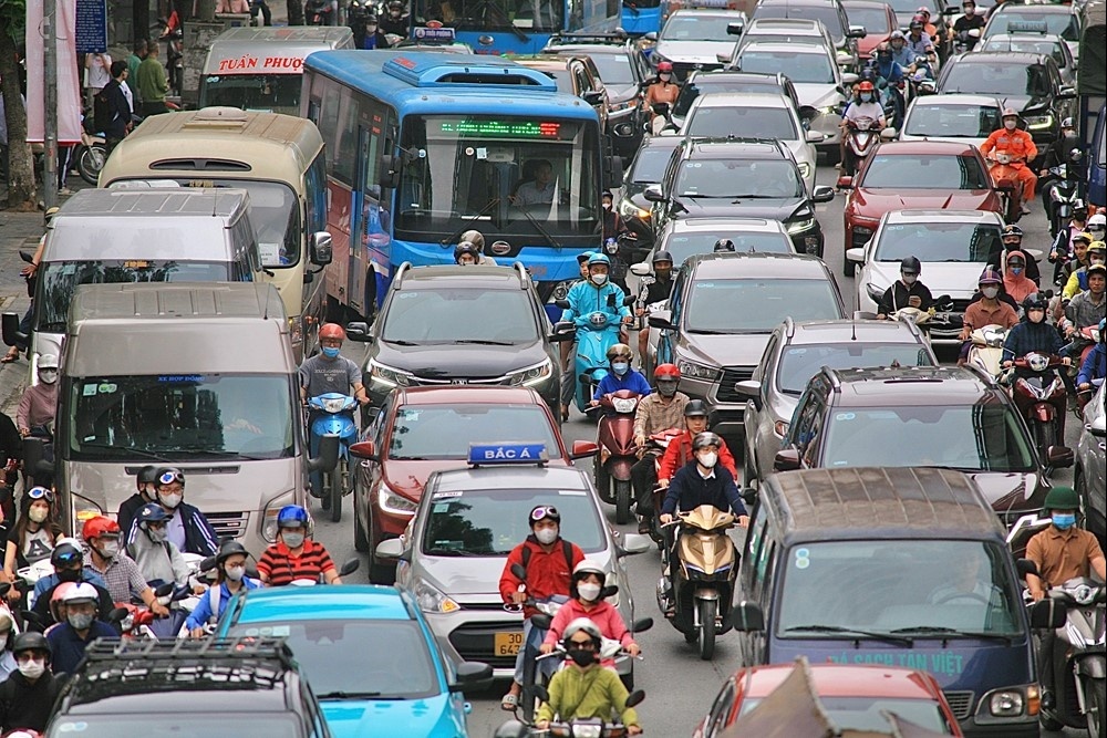 Hà Nội hạn chế ô tô cá nhân chạy bằng xăng trong Vành đai 1 và 2 từ 2028