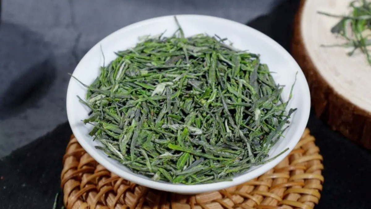 'Chúa nợ' bỏ phố về quê, biến lá cây dại thành 'vàng' bán giá tới 27 triệu/kg