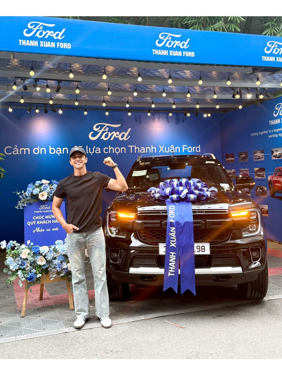 Đã có Mercedes-Benz C 250 và BMW X5, diễn viên Bình An vẫn ‘chốt đơn’ Ford Everest và lập tức làm điều đặc biệt sau khi nhận xe