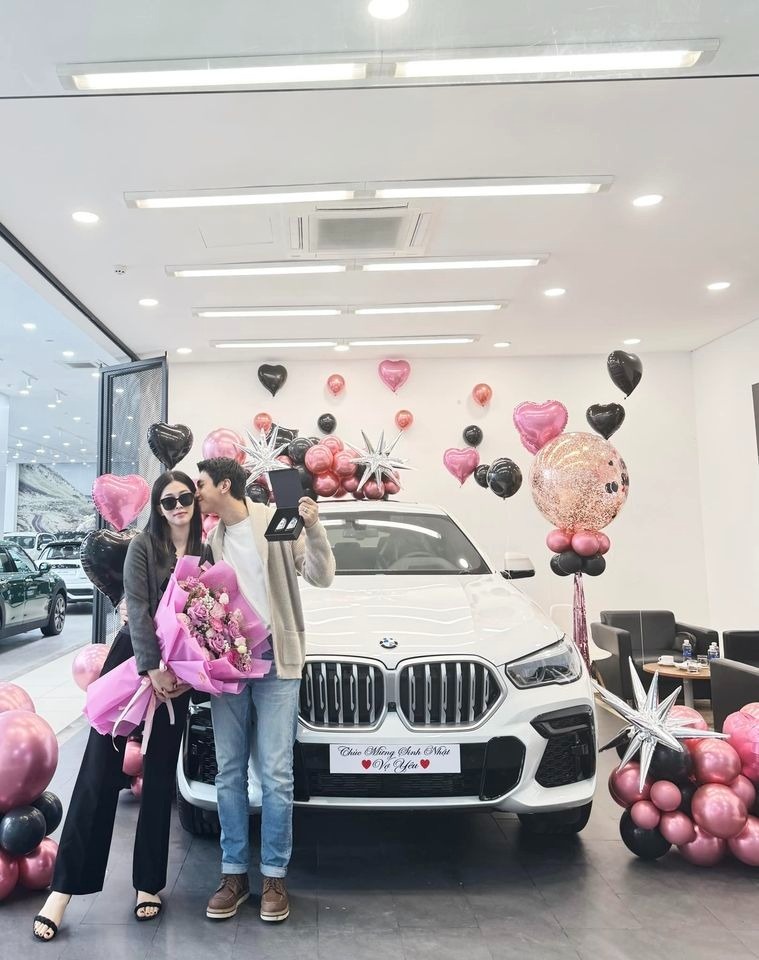 Đã có Mercedes-Benz C 250 và BMW X5, diễn viên Bình An vẫn ‘chốt đơn’ Ford Everest và lập tức làm điều đặc biệt sau khi nhận xe
