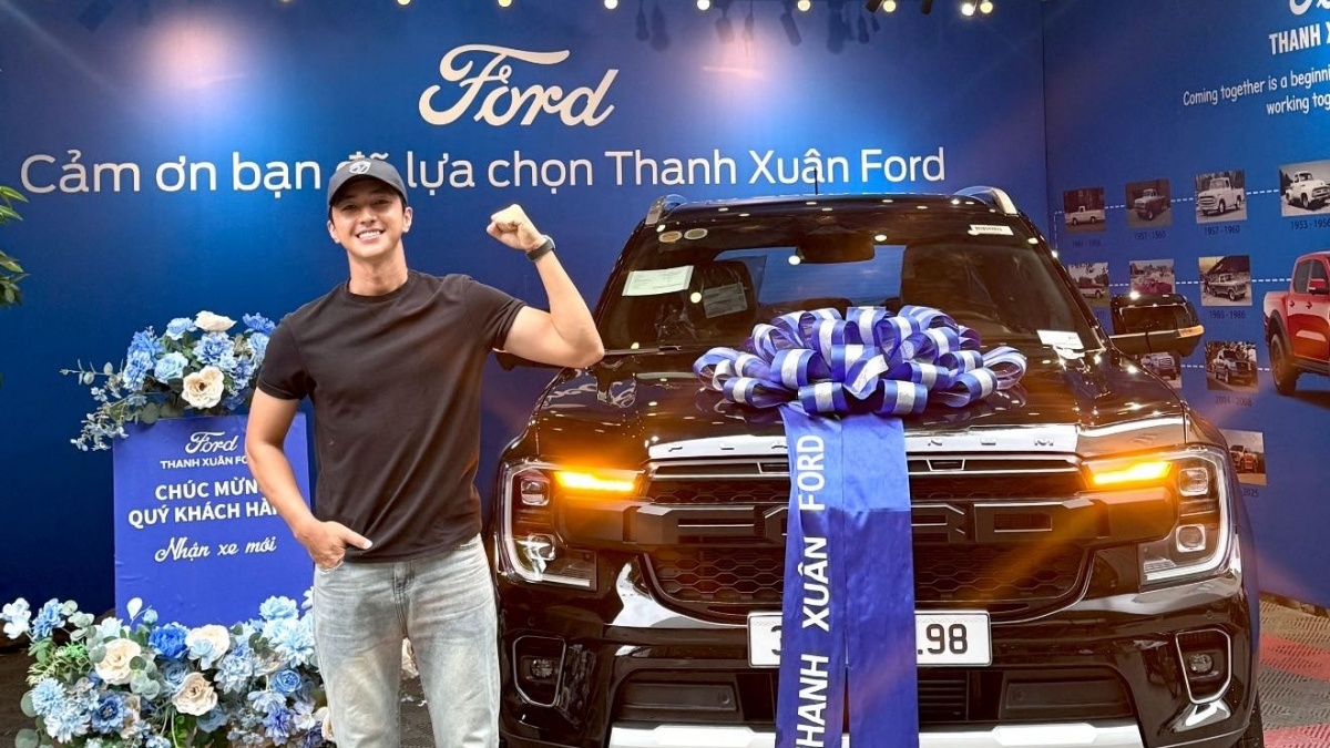 Đã có Mercedes-Benz C 250 và BMW X5, diễn viên Bình An vẫn ‘chốt đơn’ Ford Everest và lập tức làm điều đặc biệt sau khi nhận xe