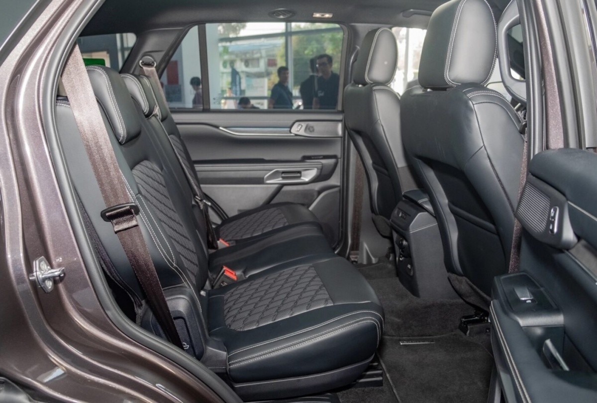 Đã có Mercedes-Benz C 250 và BMW X5, diễn viên Bình An vẫn ‘chốt đơn’ Ford Everest và lập tức làm điều đặc biệt sau khi nhận xe
