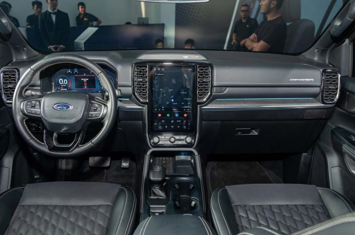 Đã có Mercedes-Benz C 250 và BMW X5, diễn viên Bình An vẫn ‘chốt đơn’ Ford Everest và lập tức làm điều đặc biệt sau khi nhận xe