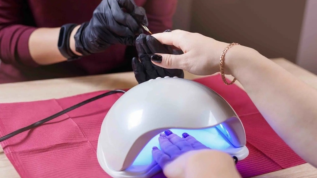 Cảnh báo khách hàng của dịch vụ làm móng: Chỉ 4 phút hơ đèn UV có thể khiến bạn hối hận cả đời