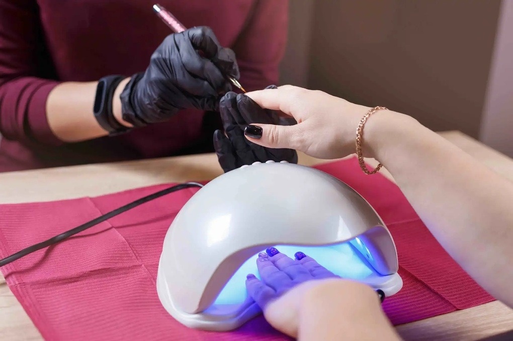 Cảnh báo khách hàng của dịch vụ làm móng: Chỉ 4 phút hơ đèn UV có thể khiến bạn hối hận cả đời