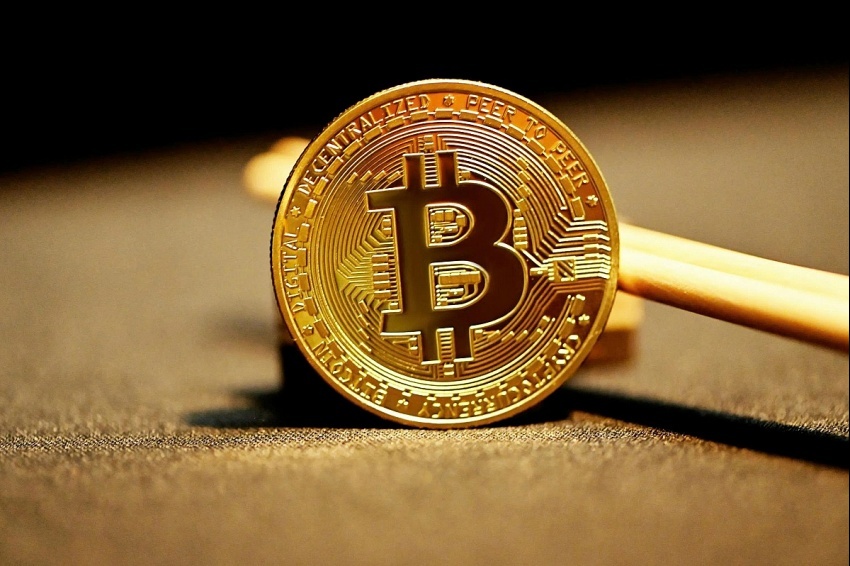 Bitcoin vượt Amazon về vốn hóa, lập đỉnh lịch sử trên 121.000 USD