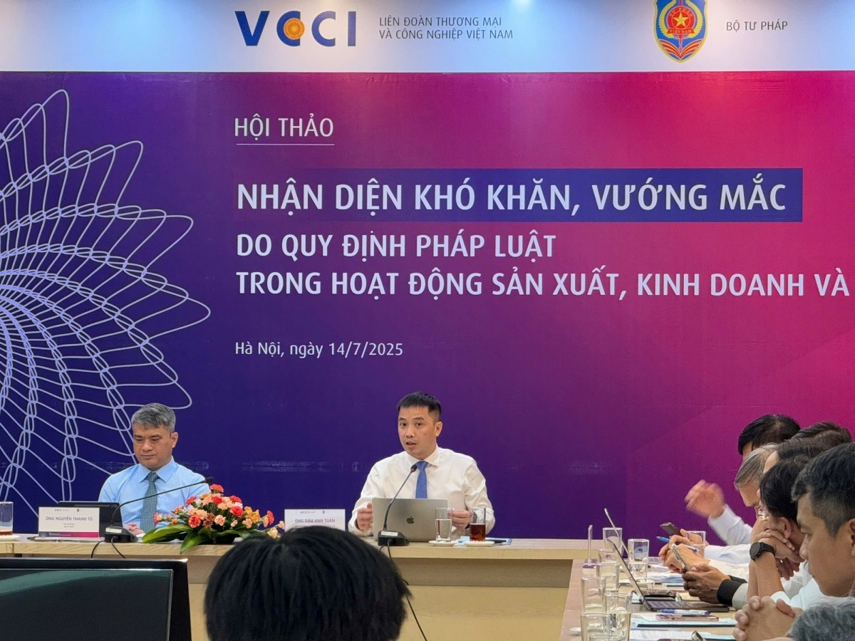 Doanh nghiệp 'than trời' vì phải mang 10kg tài liệu, 2 người khiêng chỉ để gia hạn chứng nhận đầu tư