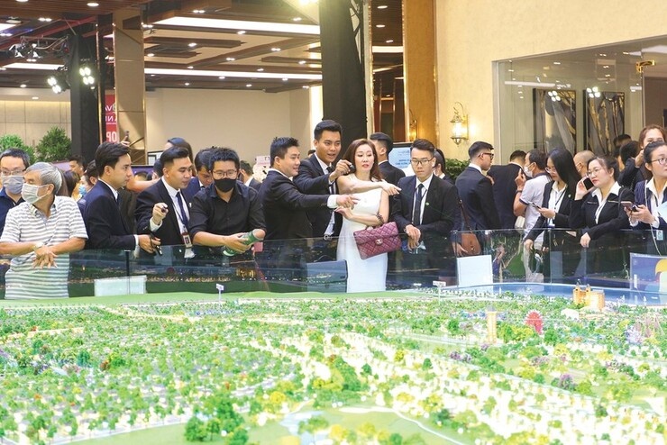 HoREA: Bất động sản TP.HCM lệch pha nghiêm trọng như 'kim tự tháp ngược', nguy cơ mất cân bằng kéo dài đến 2026