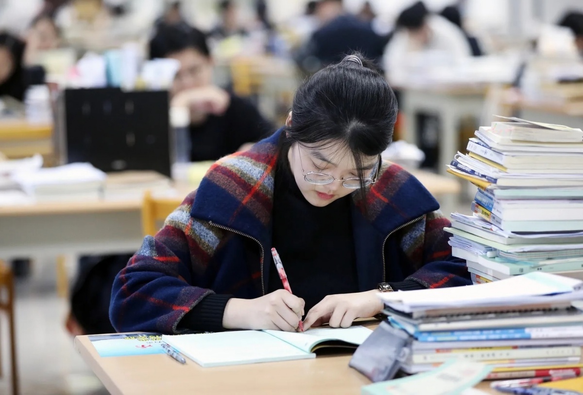 Quốc gia láng giềng của Việt Nam ra yêu cầu chuẩn mới trong tuyển dụng, trình độ Cử nhân vẫn chật vật tìm việc làm