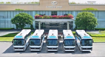 THACO Bus bàn giao 1.200 xe chỉ trong 6 tháng, tăng tốc xuất khẩu ra thị trường quốc tế
