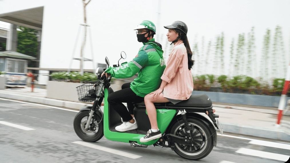 Xe máy điện Việt là 'con cưng' của giới shipper: Chạy 150km mỗi lần sạc, đổi pin chỉ 2 phút