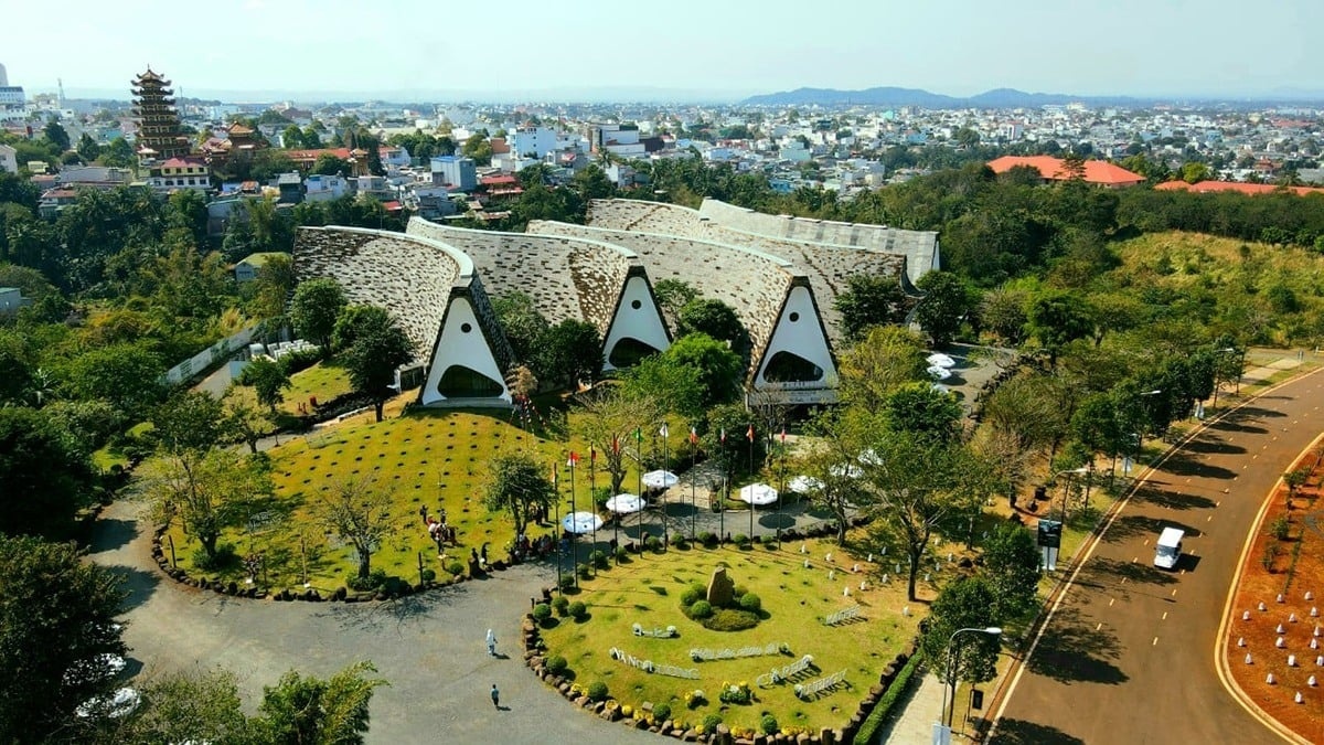 Hơn 100 thanh niên kiều bào từ 31 quốc gia hội ngộ tại Bảo tàng Thế giới Cà phê của ông Đặng Lê Nguyên Vũ