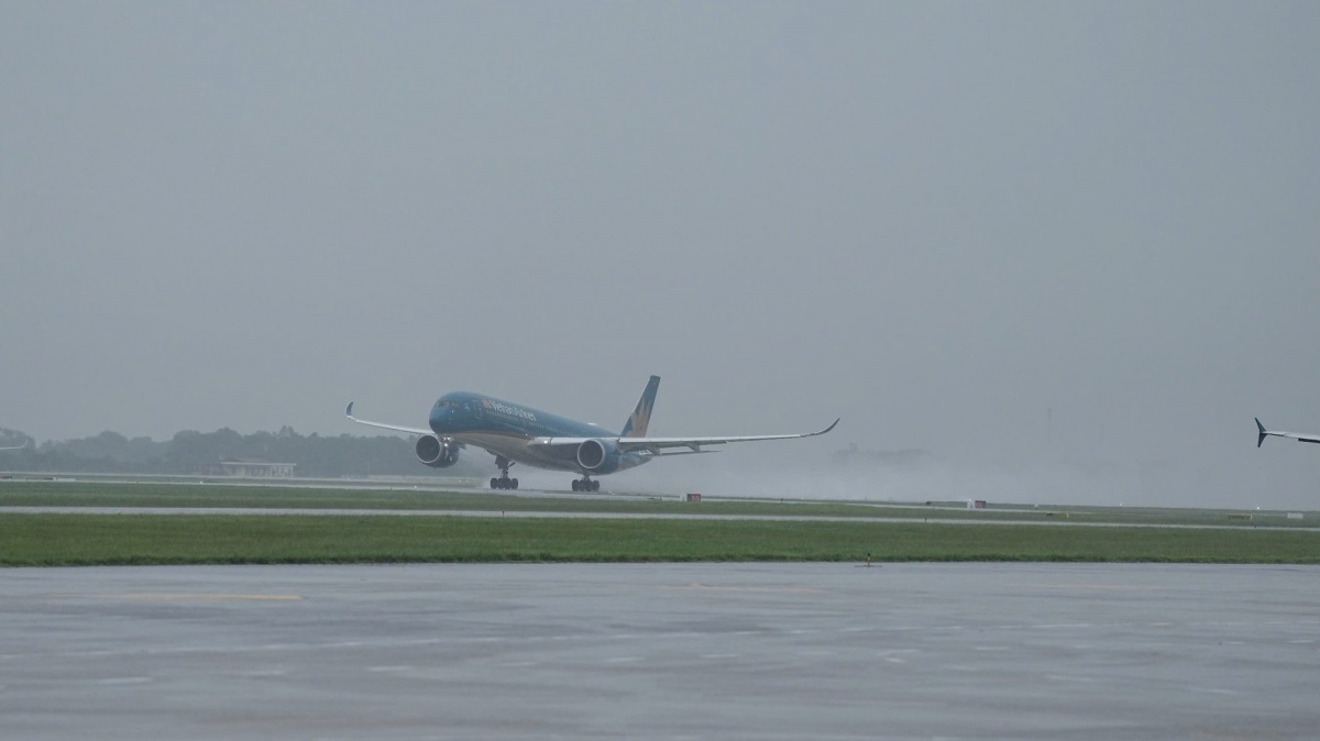 Huỷ 48 chuyến bay chỉ trong 2 ngày do bão số 3, Vietnam Airlines (HVN) liên tục phát cảnh báo khẩn