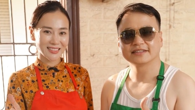 Shark Bình ‘đổi nghề’ đi quạt thịt, Phương Oanh làm bà chủ bán bánh cuốn: Nhận xét luôn công việc chồng đang làm