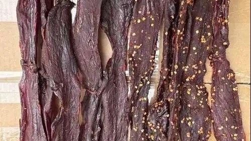 ‘Lật tẩy’ đường dây sản xuất thịt bò khô giả từ 1 cuộc gọi tố giác: Nguyên liệu rẻ bèo, lợi nhuận lên tới 36 tỷ/tháng