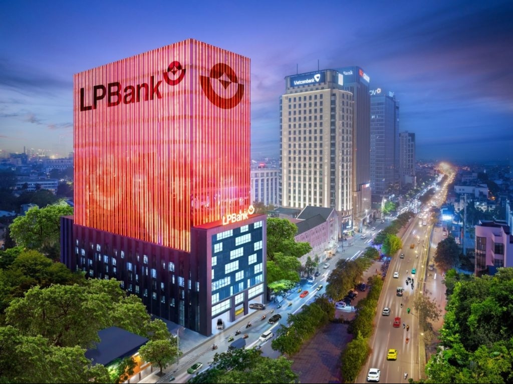 LPBank ghi nhận ROE gần 24%, lợi nhuận bán niên hơn 6.000 tỷ đồng