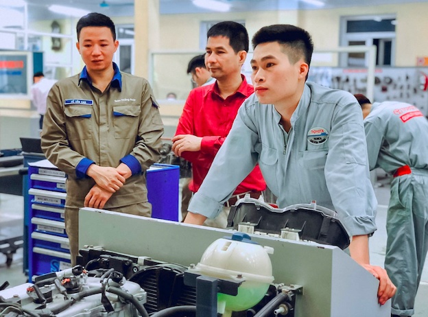 Cấm xe xăng từ 2026, sinh viên e ngại một ngành học vì sợ thất nghiệp