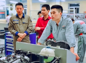 Cấm xe xăng từ 2026, sinh viên e ngại một ngành học vì sợ thất nghiệp