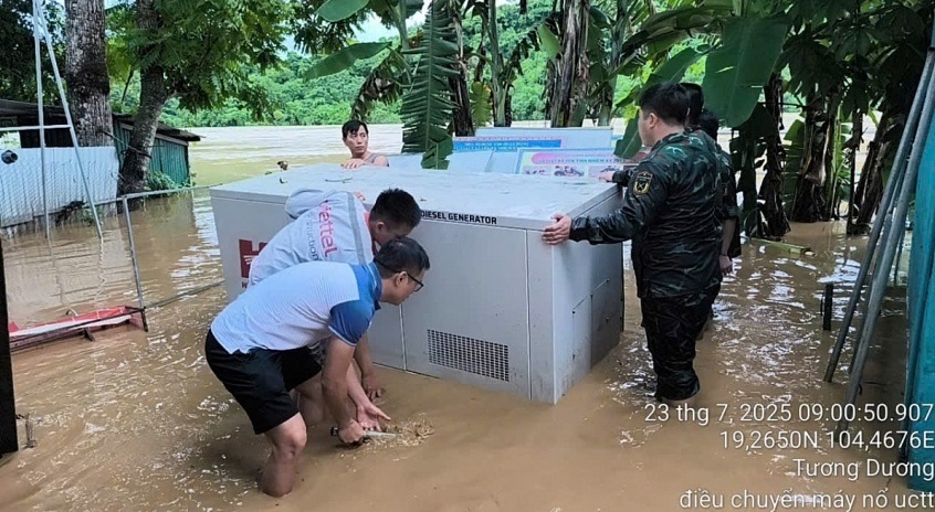 31.000 khách hàng bị cô lập vì lũ, Viettel chuyển tiền trực tiếp vào tài khoản để hỗ trợ khẩn cấp