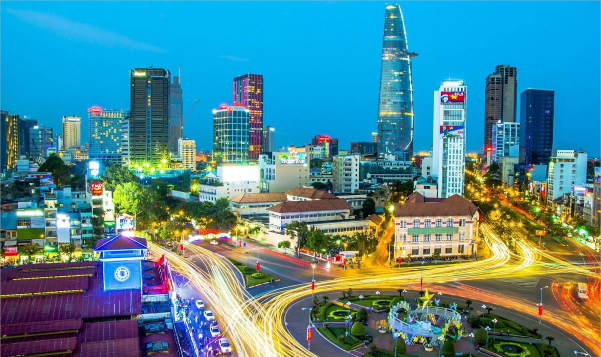 Các tổ chức quốc tế nhận định tăng trưởng GDP của Việt Nam như thế nào so với khu vực?