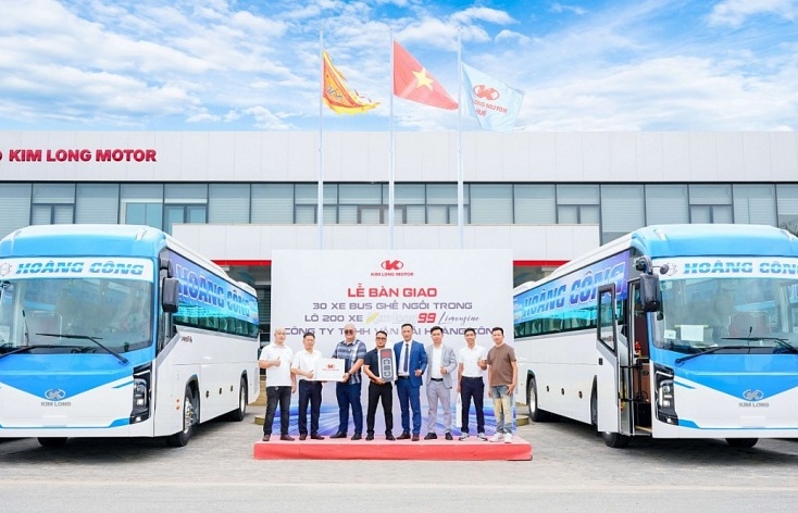 Tổ hợp sản xuất ô tô quy mô 500 triệu USD tại Việt Nam tăng tốc bàn giao 200 xe khách cho đối tác