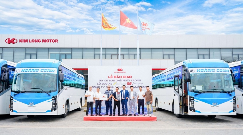 Tổ hợp sản xuất ô tô quy mô 500 triệu USD tại Việt Nam tăng tốc bàn giao 200 xe khách cho đối tác