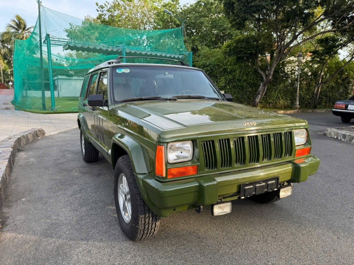 Vua cà phê Đặng Lê Nguyên Vũ đón thêm 'báu vật' Cherokee 21 năm tuổi vào bộ sưu tập siêu xe