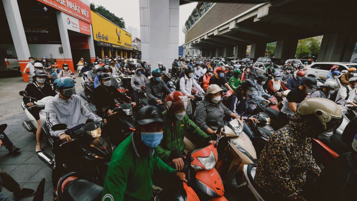 Người dân Hà Nội không ngại xe điện, chỉ lo chung cư không cho phép sạc xe qua đêm