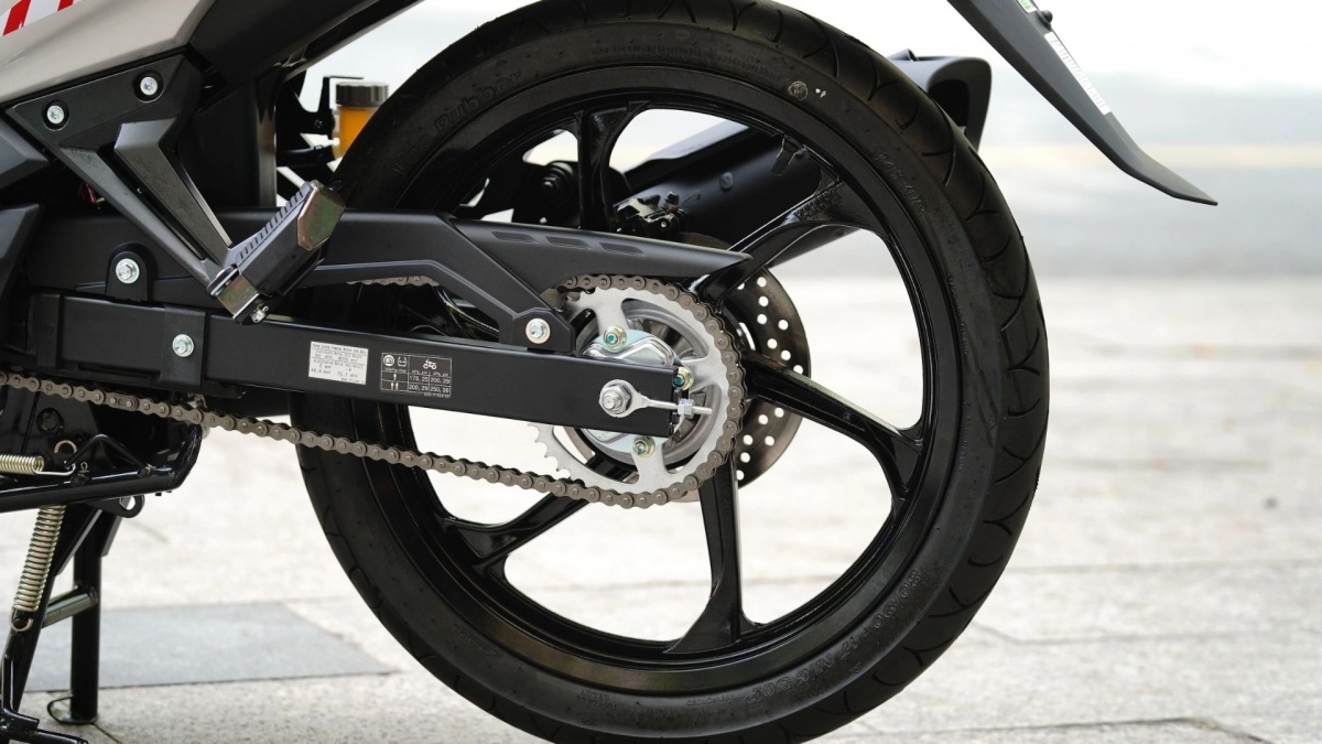 Yamaha 135LC Fi Red Racer nhập khẩu từ Malaysia xuất hiện đầu tiên tại Việt Nam: Mẫu xe hấp dẫn cho tín đồ xe côn tay và xe đua