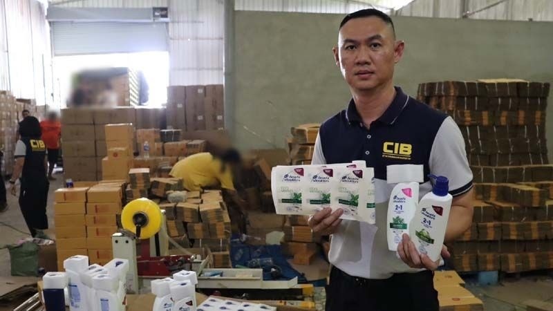 Đột kích đại bản doanh hàng giả: Thuê công nhân đóng hàng 300.000 đồng/ngày, sản xuất hơn 600.000 sản phẩm nhái Head & Shoulders, Durex, Samsung