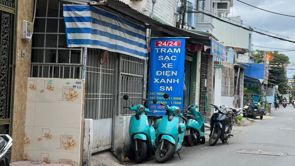 Đua nhau mở quán cà phê kèm dịch vụ sạc xe điện: Nguy cơ bị phạt nặng nếu làm trái quy định