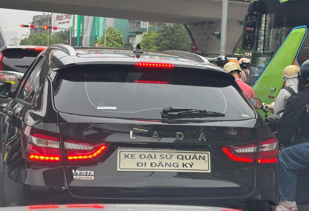 ‘Huyền thoại xe Nga’ Lada lăn bánh trên đường phố Hà Nội, nhanh chóng gây chú ý, dễ cạnh tranh với Mazda3