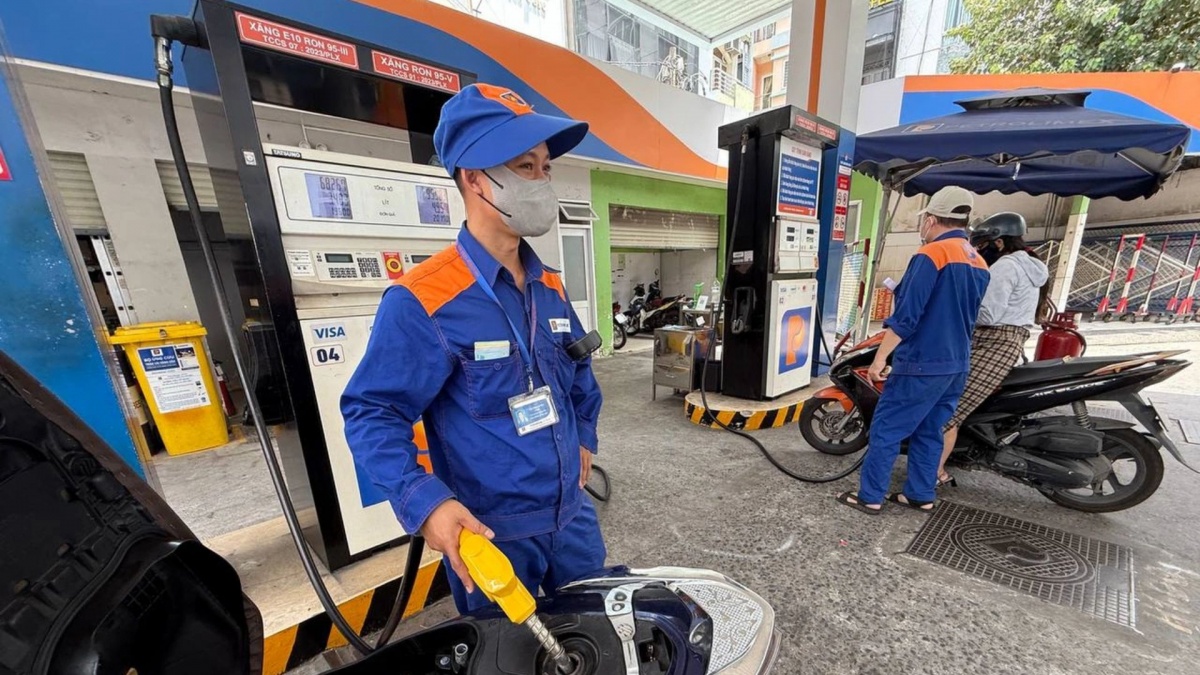 Xăng E10 ngày đầu mở bán: Cửa hàng tiêu thụ gần 1.000 lít trong một buổi
