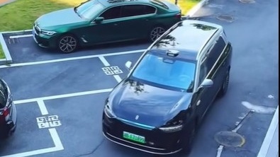Tận mắt xem nữ tài xế phẩy tay, SUV triệu đô tự 'vào chuồng' như phim viễn tưởng