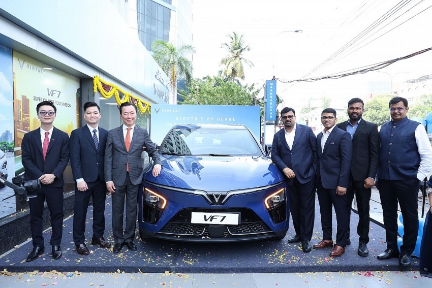 VinFast ra mắt showroom lớn nhất tại quốc gia đông dân thứ 2 thế giới
